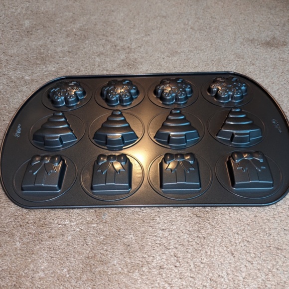 Wilton Non-Stick Holiday Cookie Sheet Tray - Picture 4 of 8